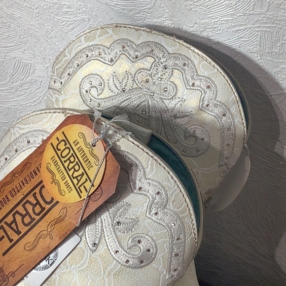 CORRAL NEW - Sz 8.5 - Swarovski sparkle dots - gold shimmer - floral pattern - Picture 11 of 15